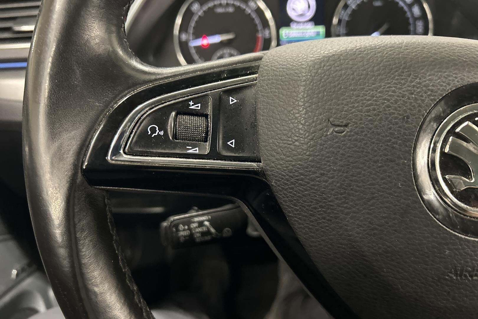 Skoda Superb iso kuva 23