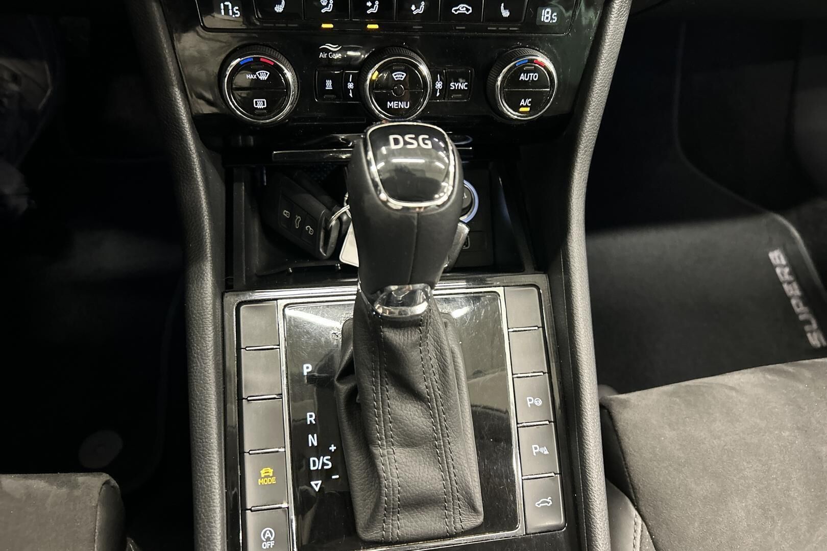 Skoda Superb iso kuva 14