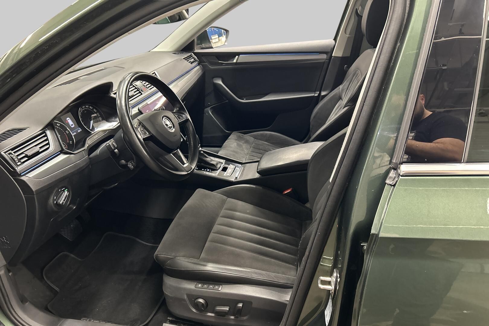 Skoda Superb iso kuva 7