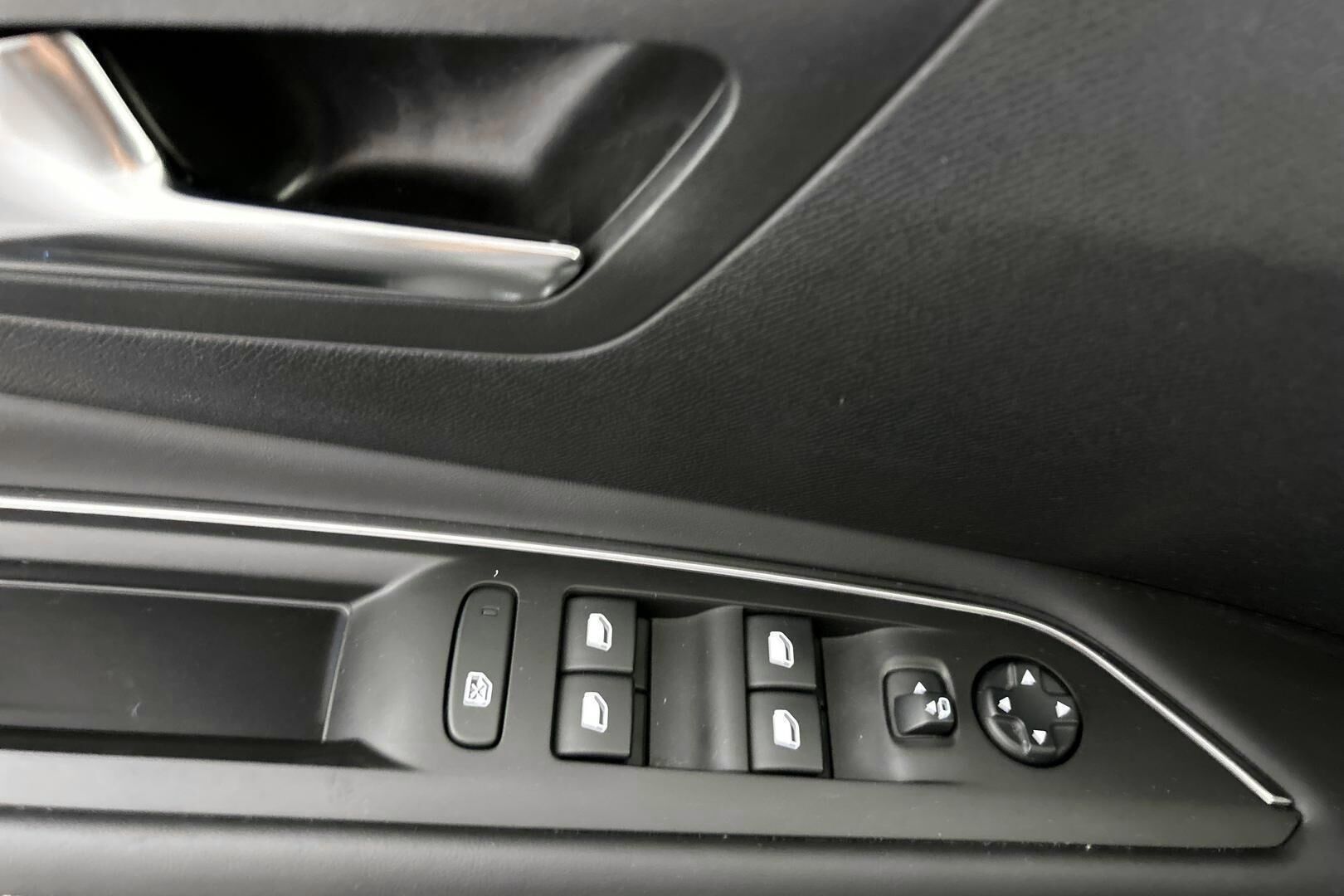 Peugeot 3008 iso kuva 21