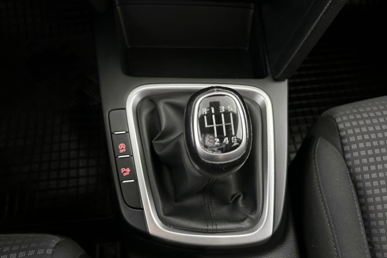 Kia Ceed iso kuva 18