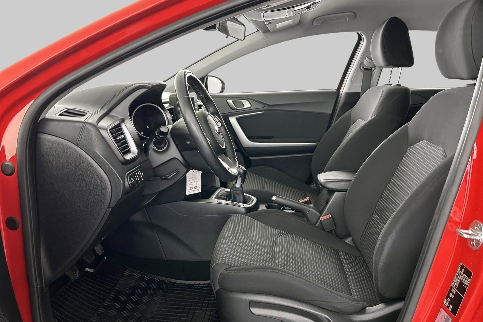 Kia Ceed iso kuva 8