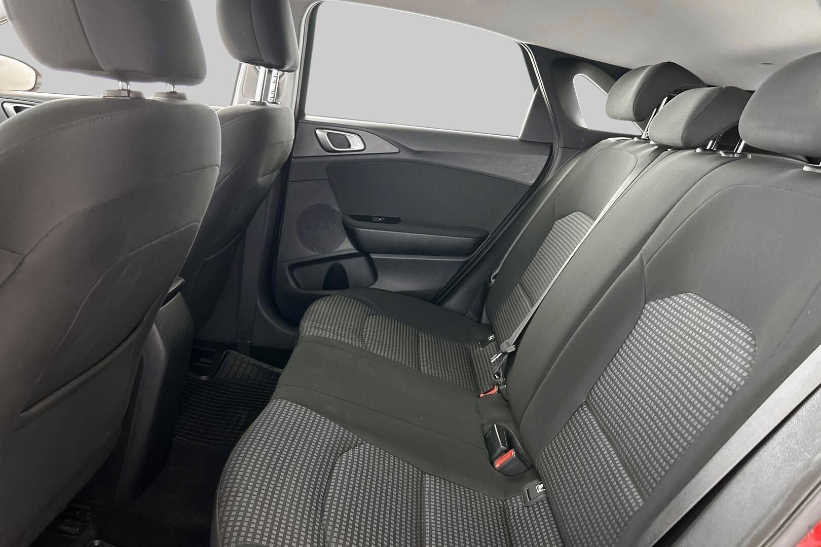 Kia Ceed iso kuva 9