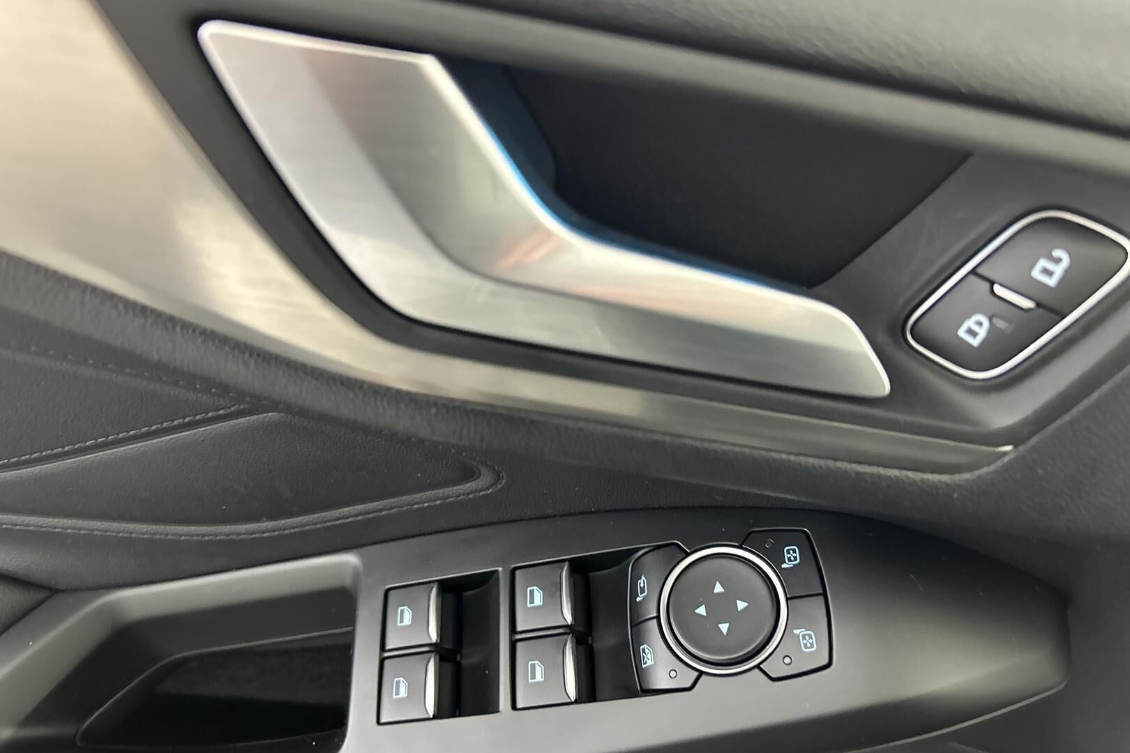 Ford Focus iso kuva 14
