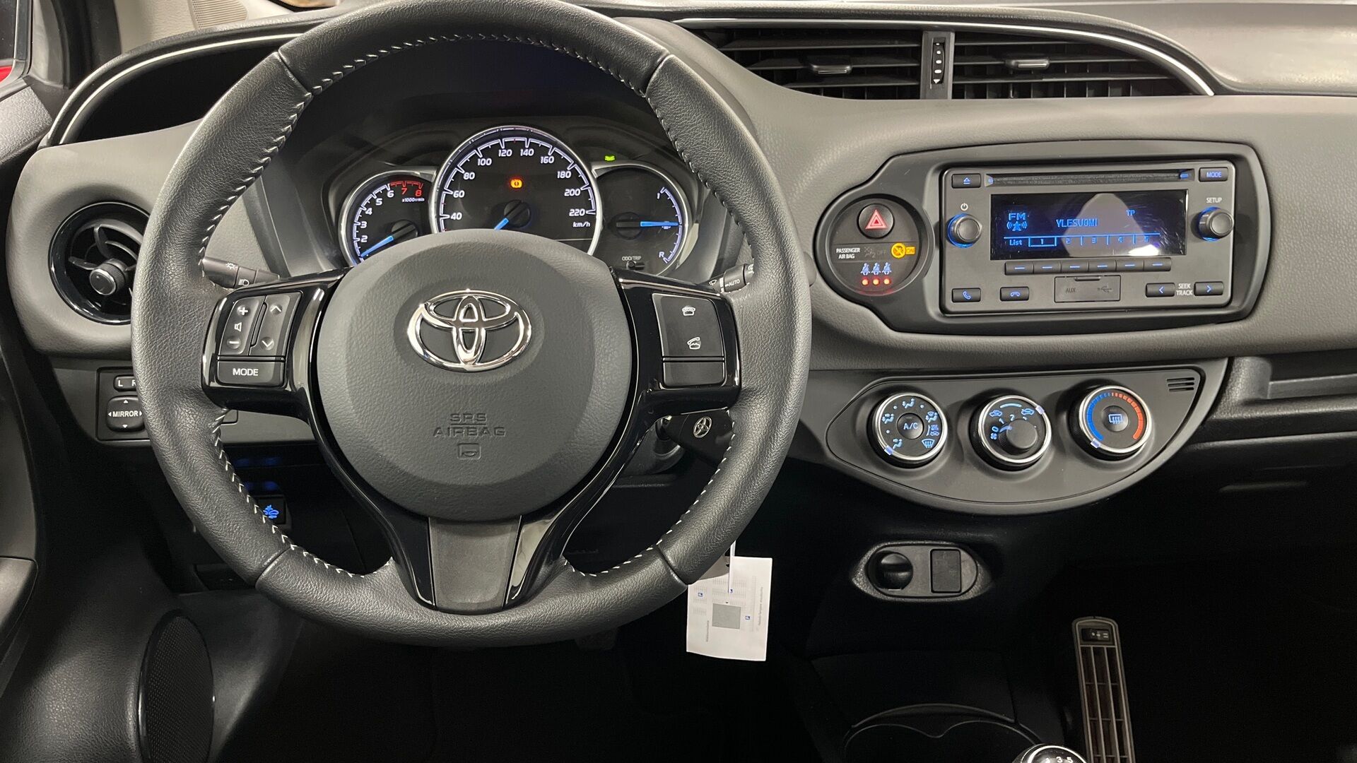 Toyota Yaris iso kuva 15