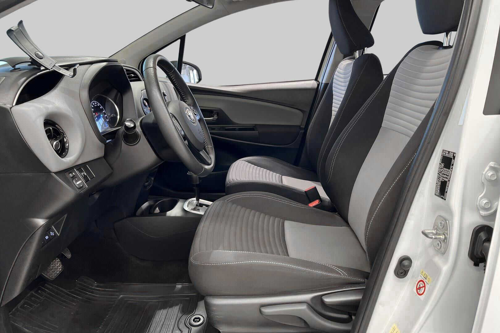 Toyota Yaris iso kuva 9