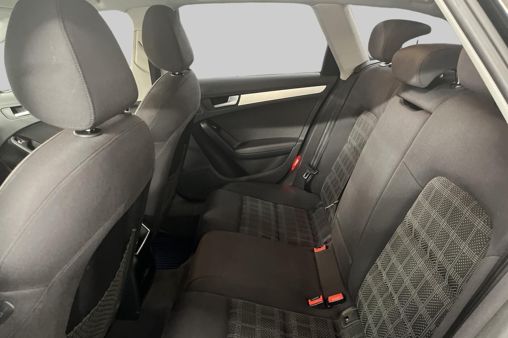 Audi A4 iso kuva 10