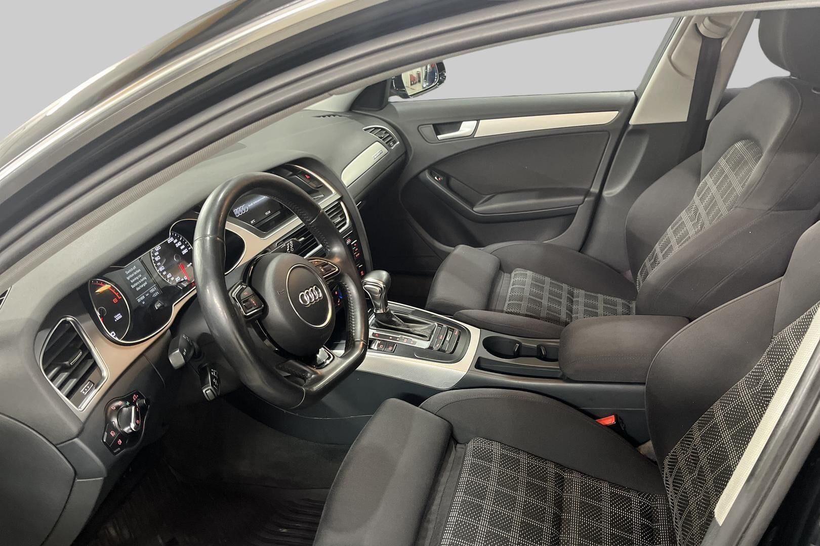 Audi A4 iso kuva 9