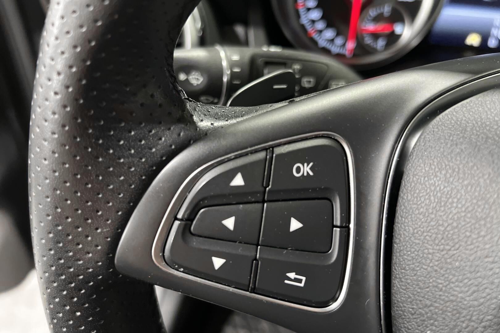 Mercedes-Benz GLA iso kuva 16