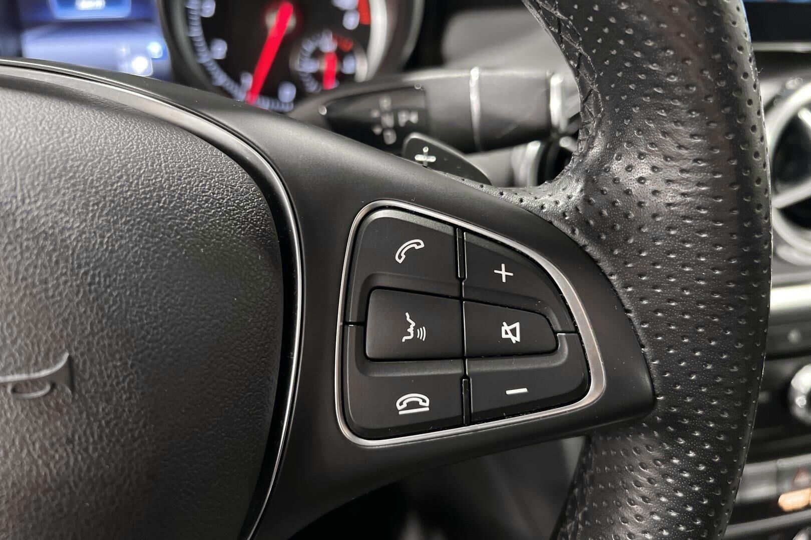 Mercedes-Benz GLA iso kuva 17