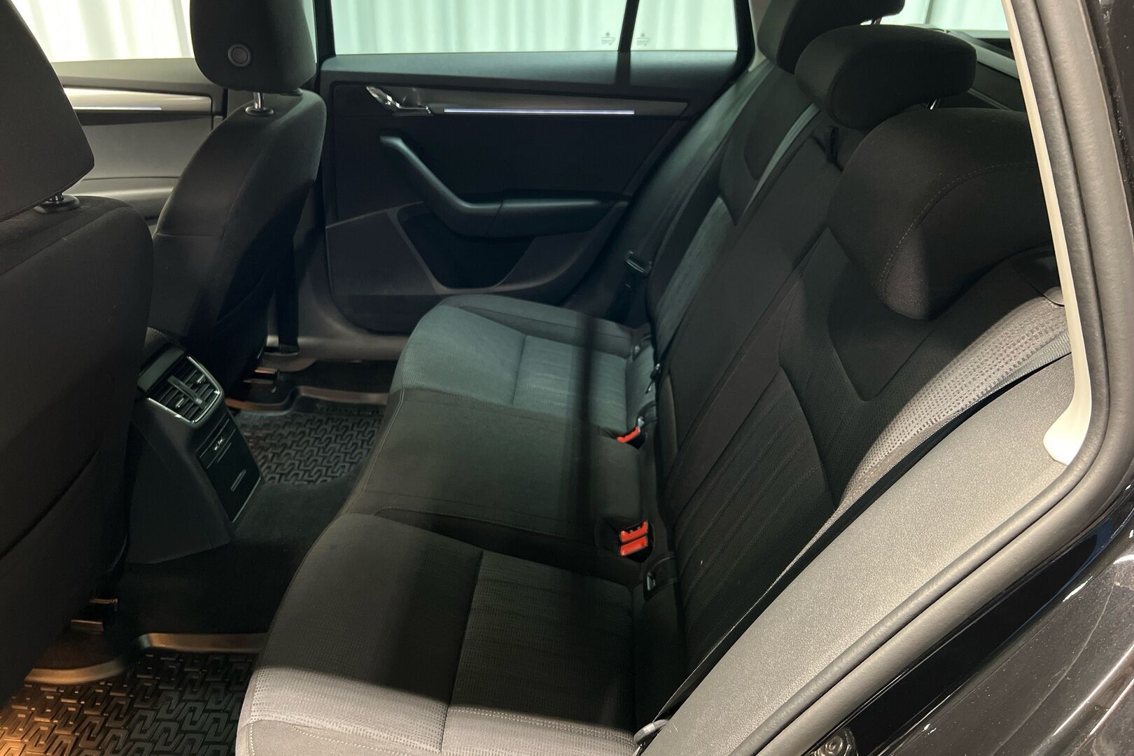 Skoda Octavia iso kuva 8