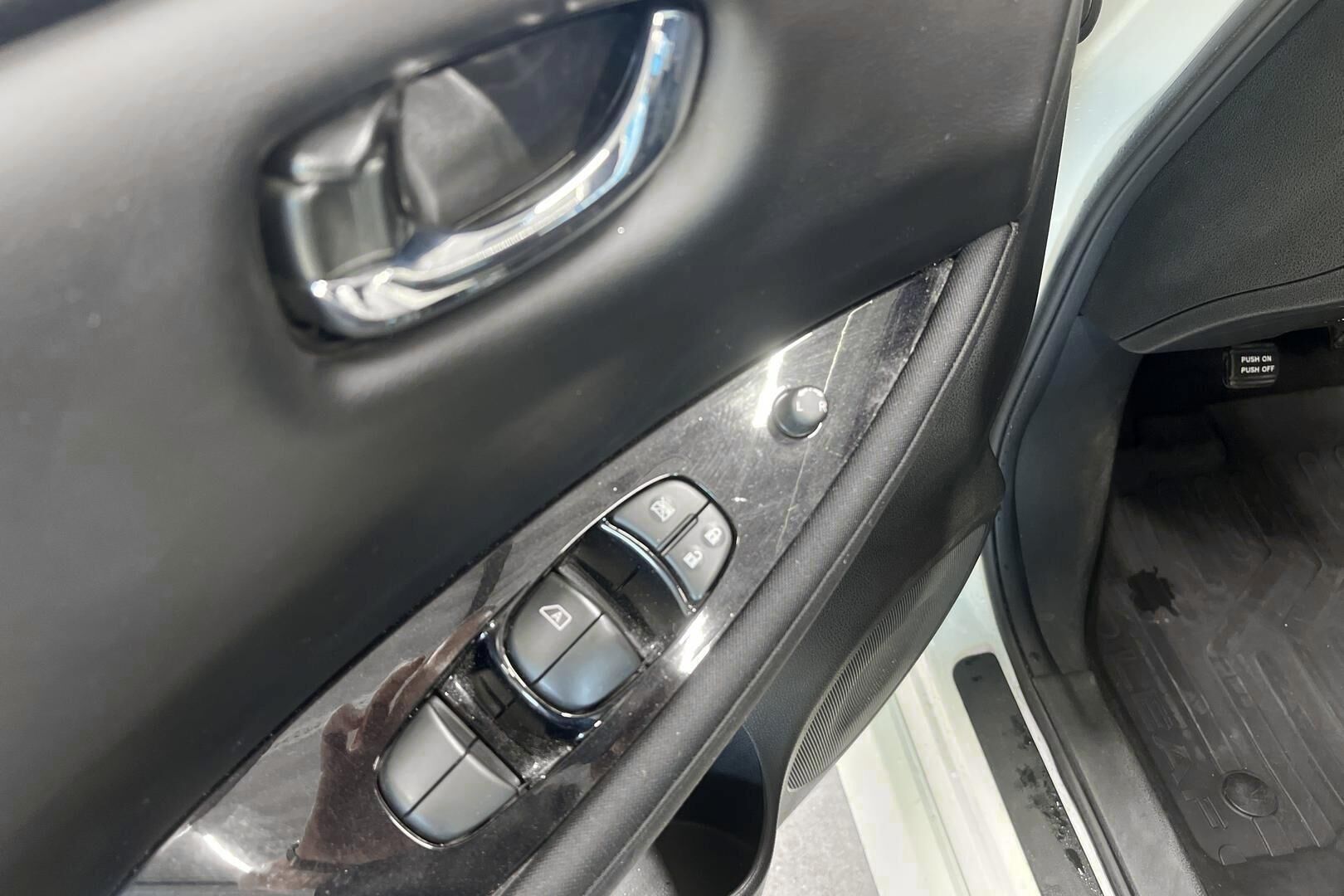Nissan Leaf iso kuva 14
