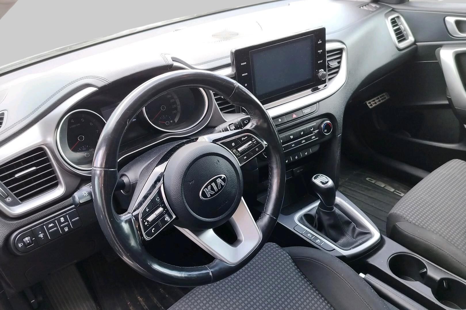 Kia Ceed iso kuva 2