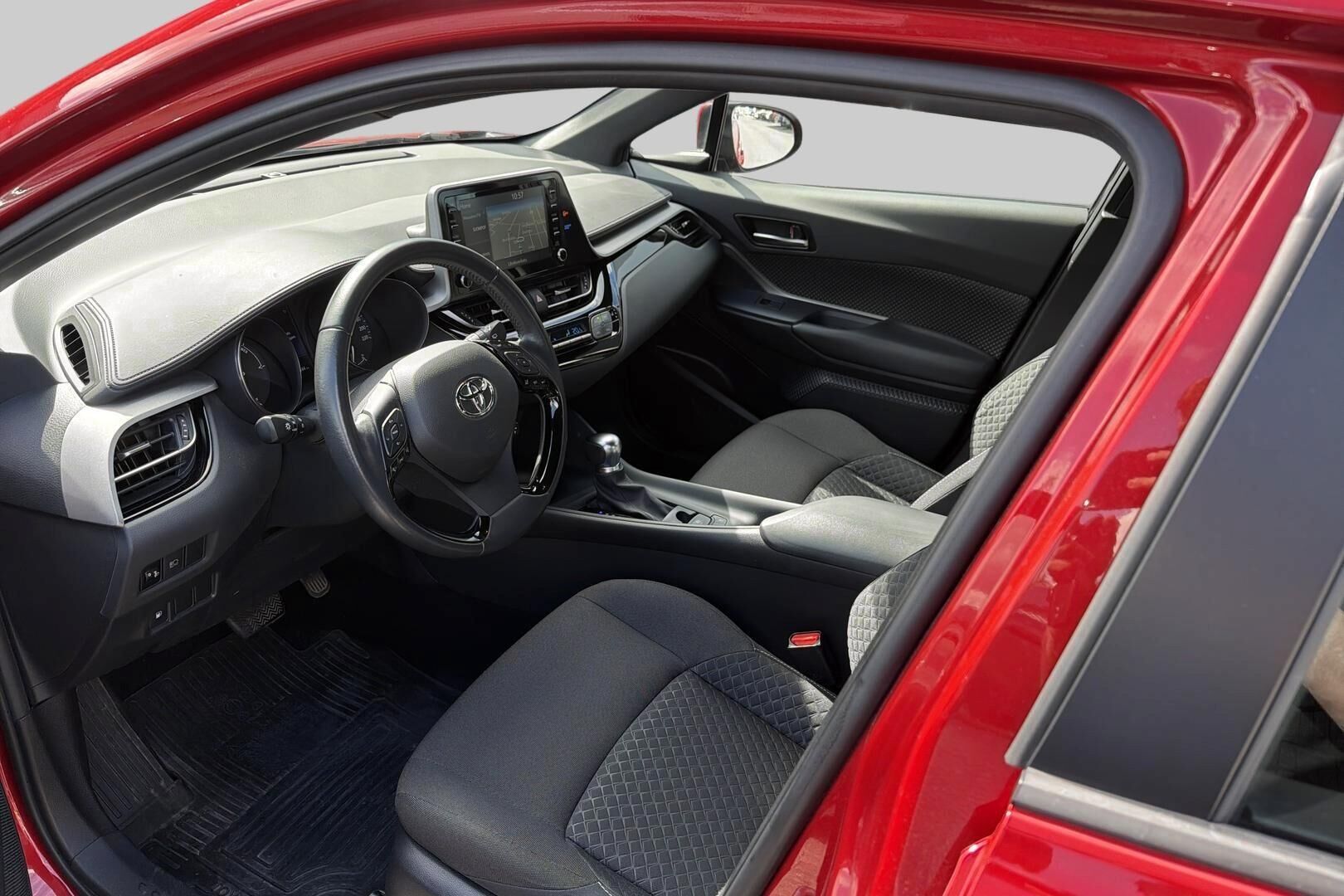 Toyota C-HR iso kuva 1