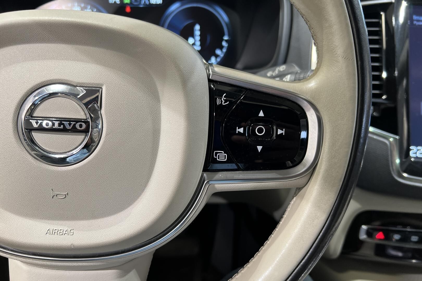 Volvo XC90 iso kuva 22
