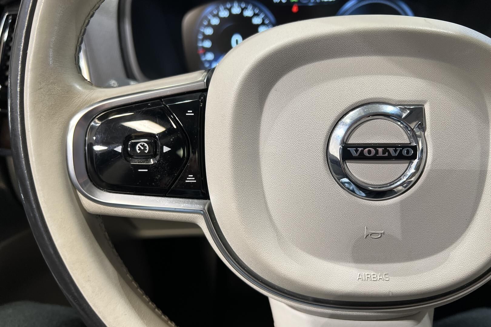 Volvo XC90 iso kuva 23