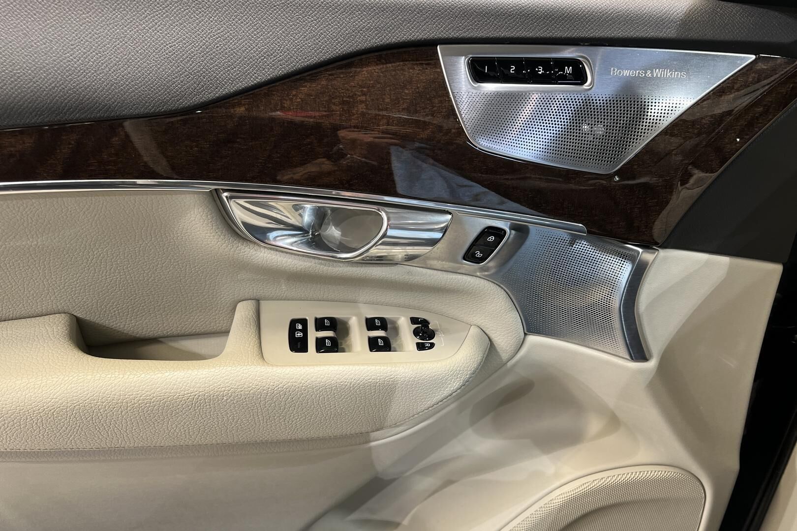 Volvo XC90 iso kuva 25