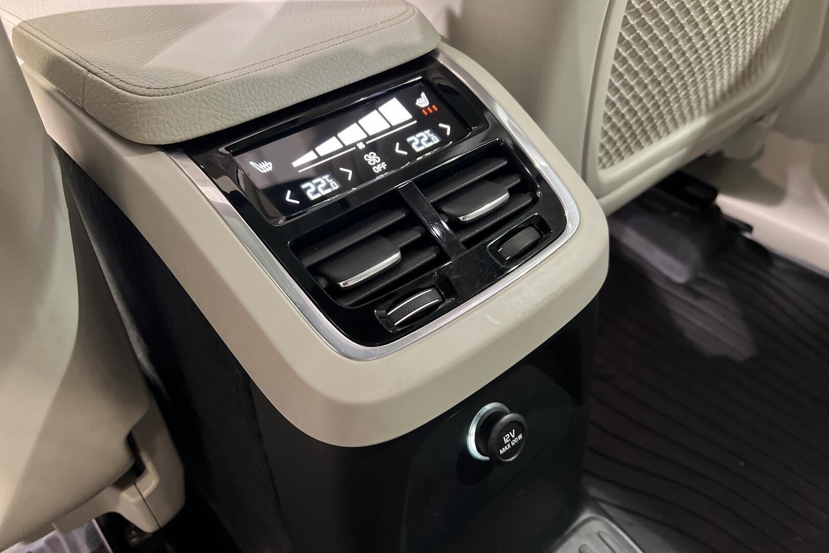 Volvo XC90 iso kuva 28