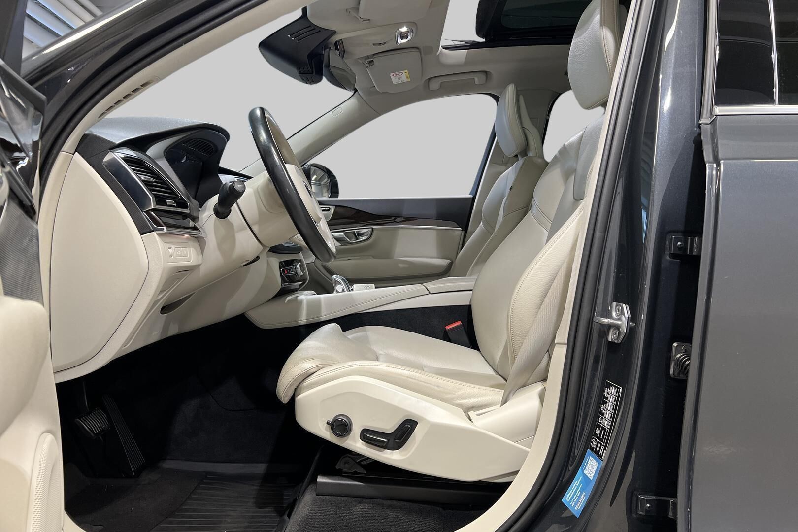 Volvo XC90 iso kuva 9
