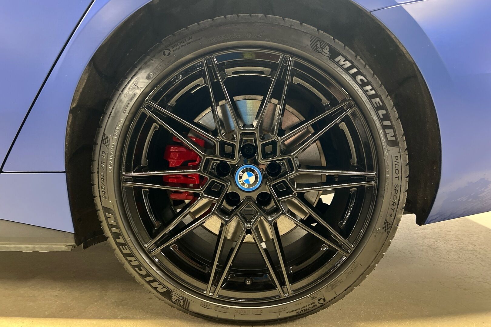 BMW i4 M50 iso kuva 9