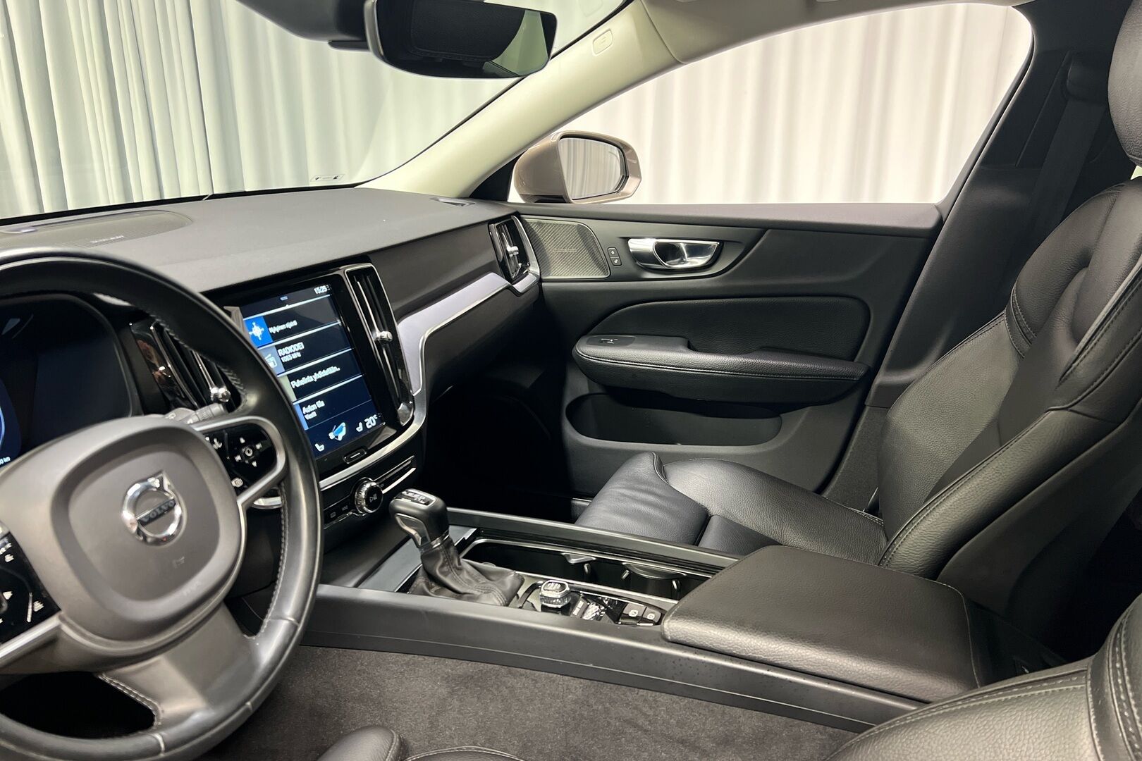 Volvo V60 Cross Country iso kuva 8