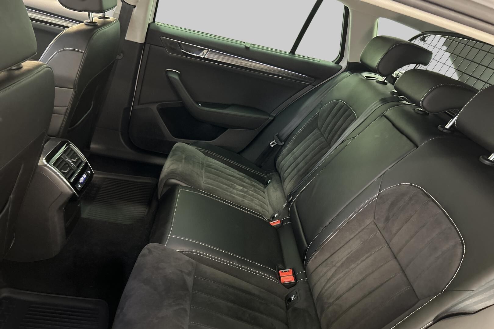 Skoda Superb iso kuva 36