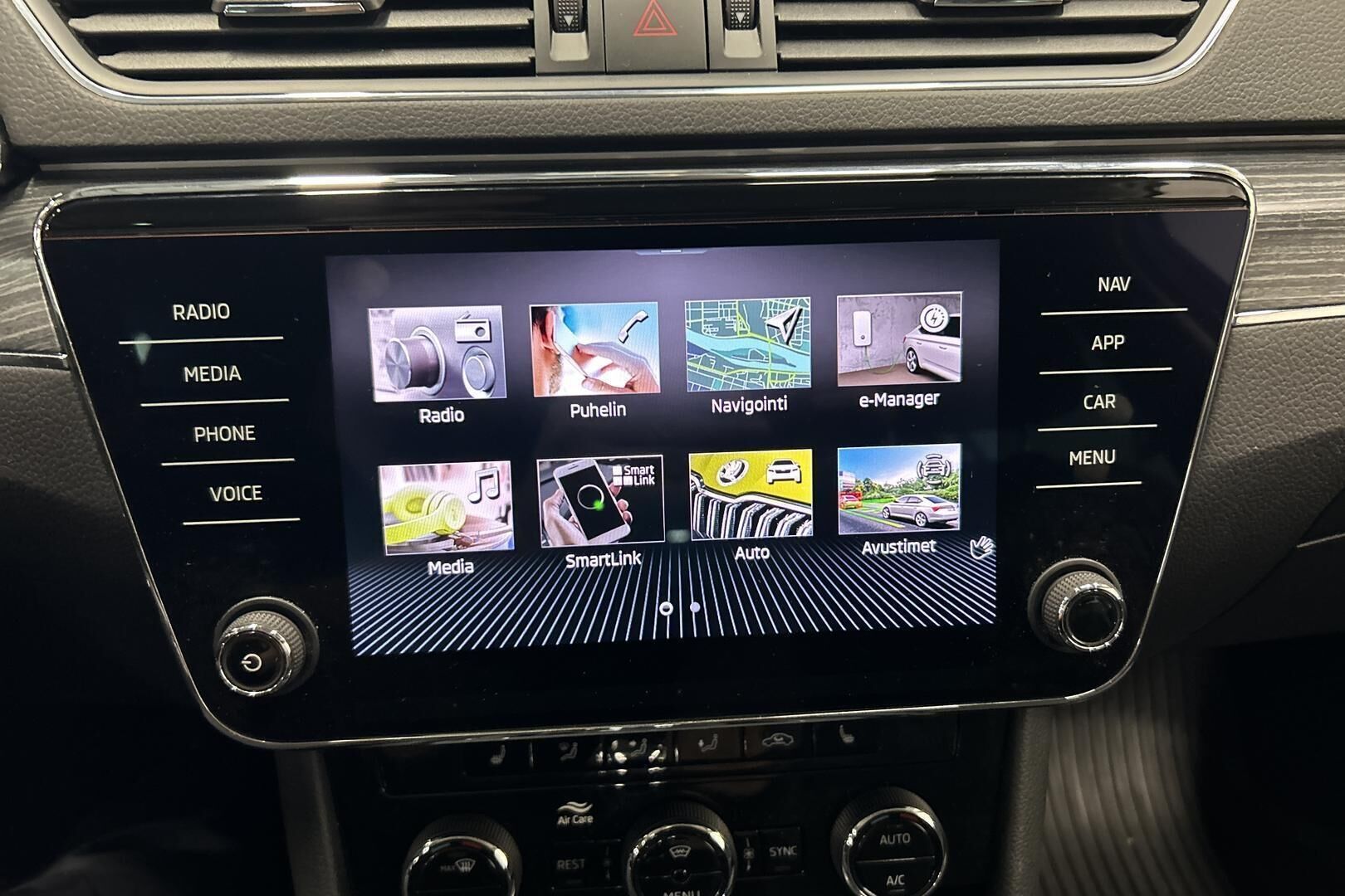 Skoda Superb iso kuva 16