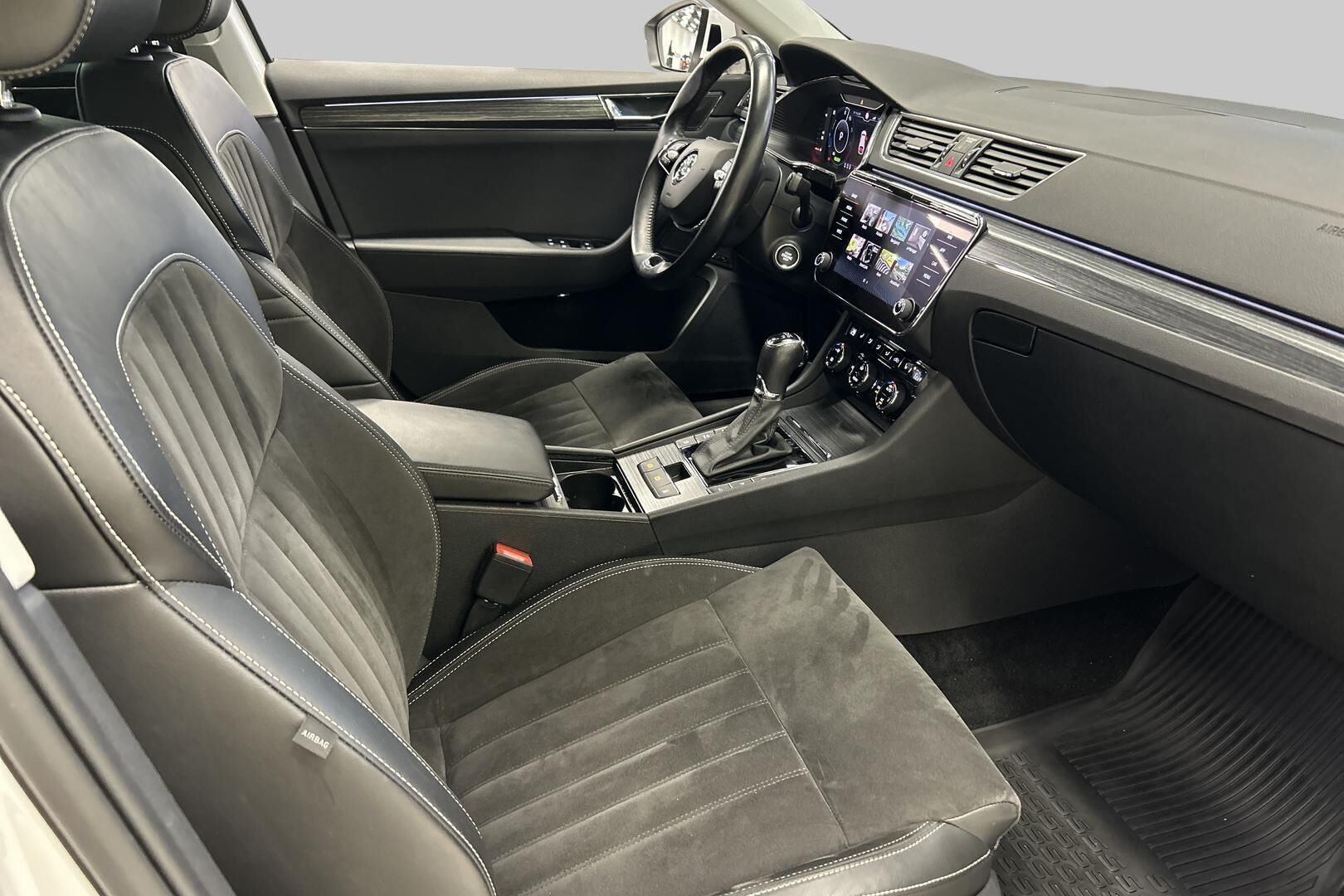 Skoda Superb iso kuva 32