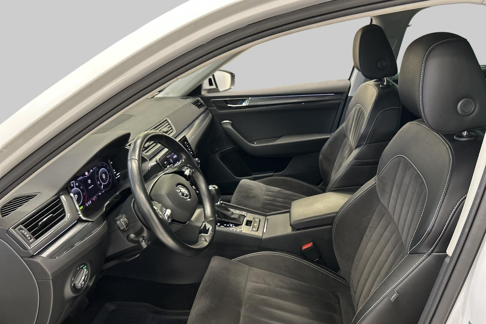 Skoda Superb iso kuva 8