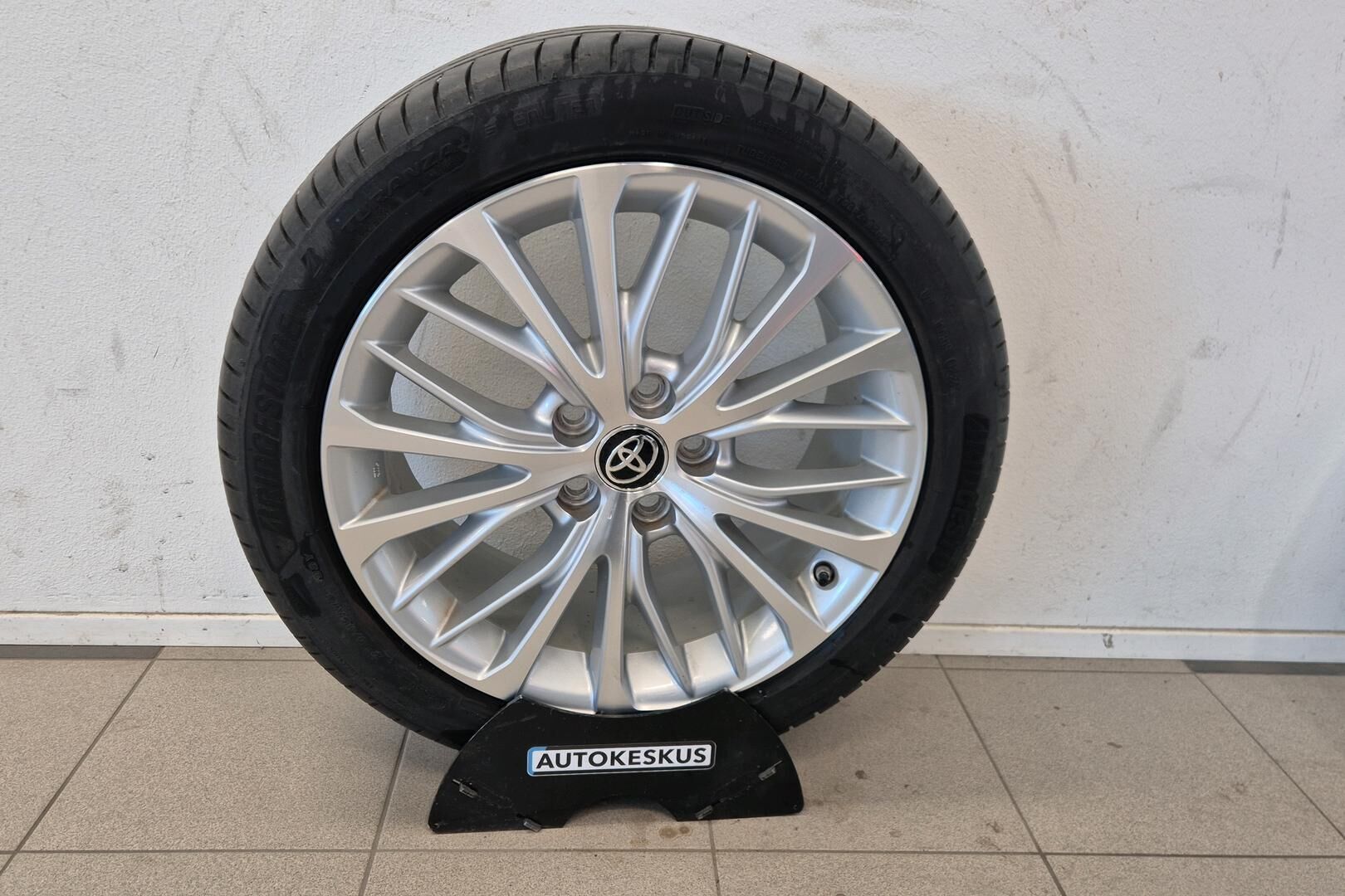 Toyota Camry iso kuva 23