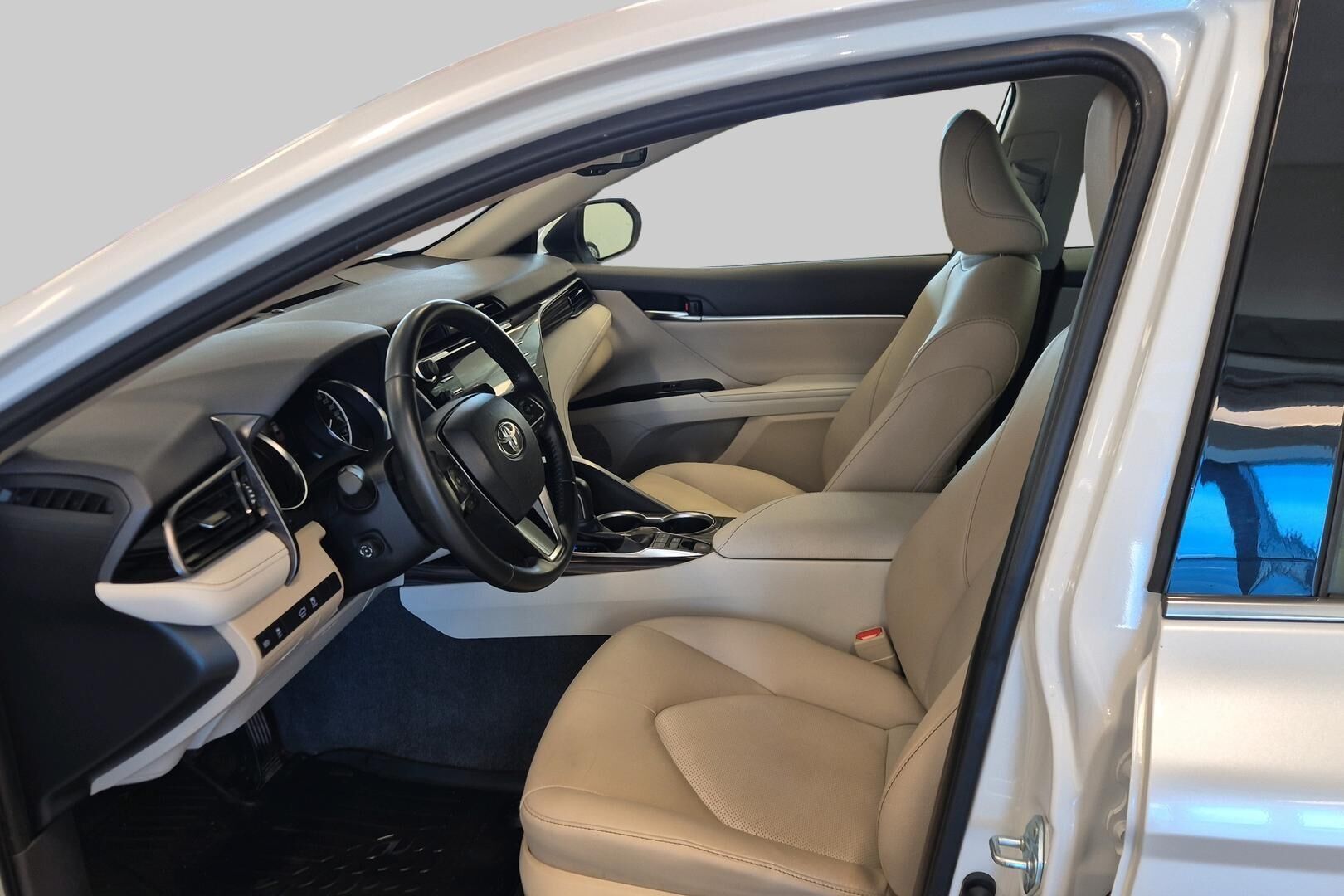 Toyota Camry iso kuva 9