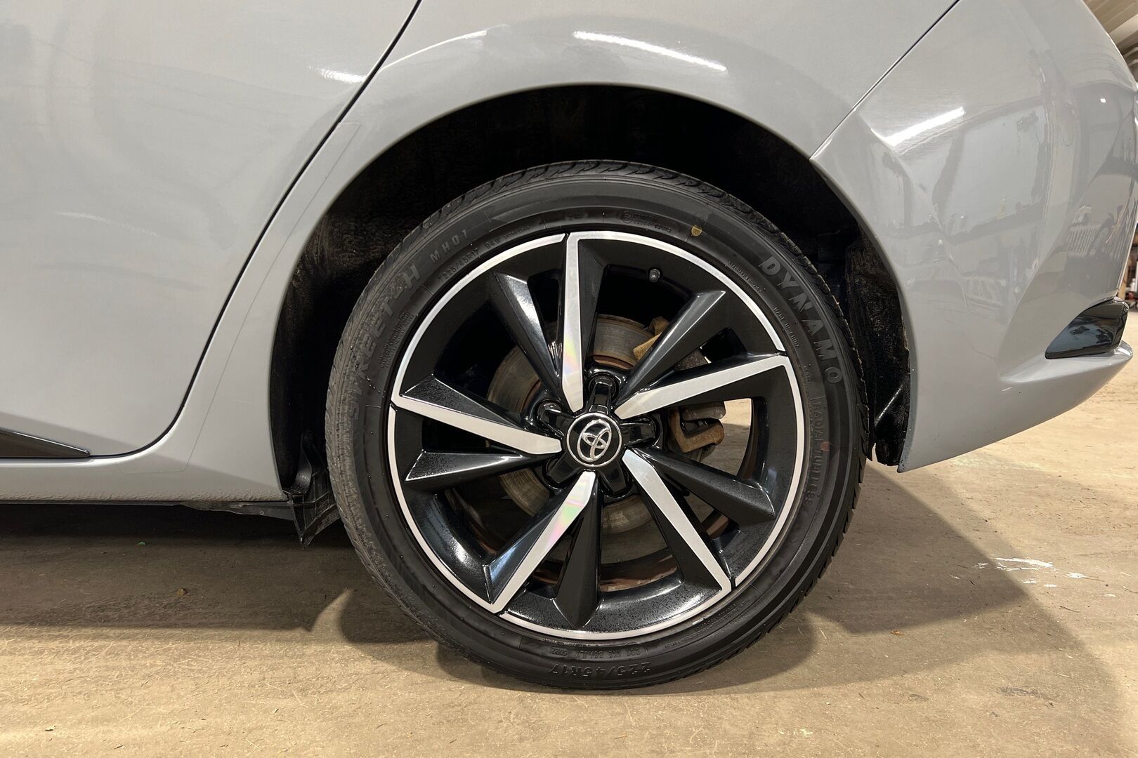Toyota Auris iso kuva 9