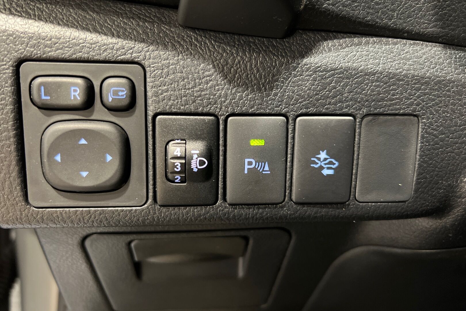 Toyota Auris iso kuva 16