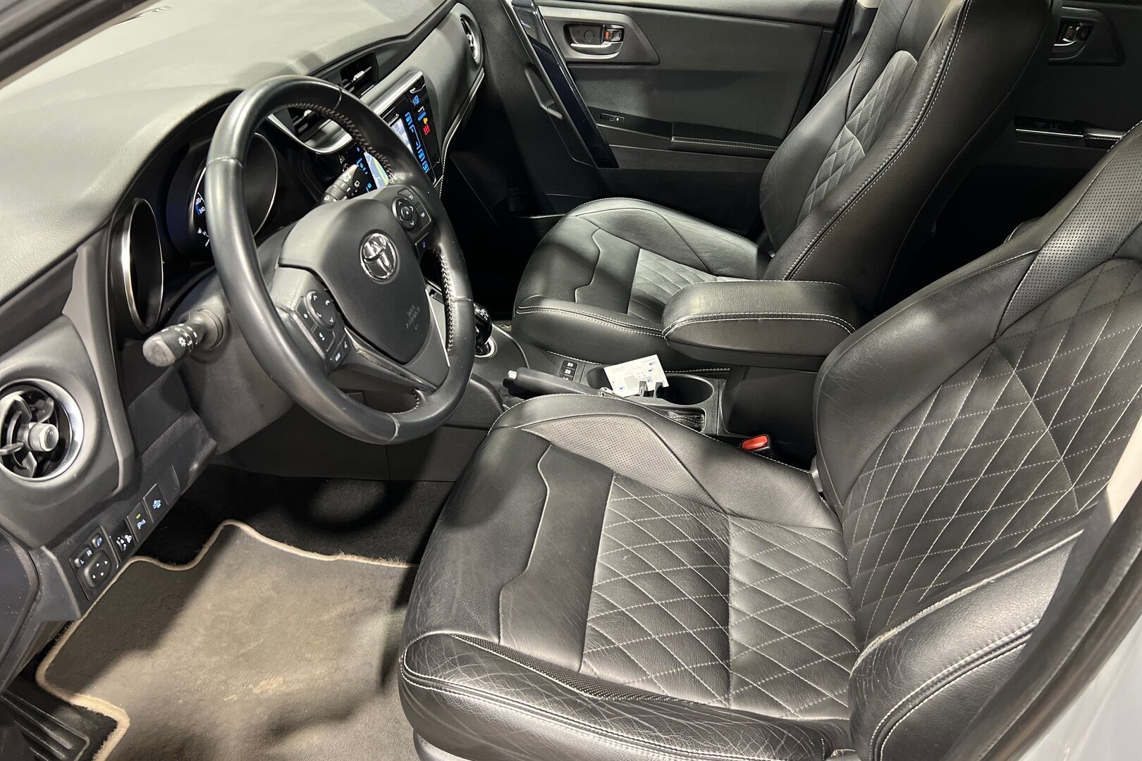 Toyota Auris iso kuva 6