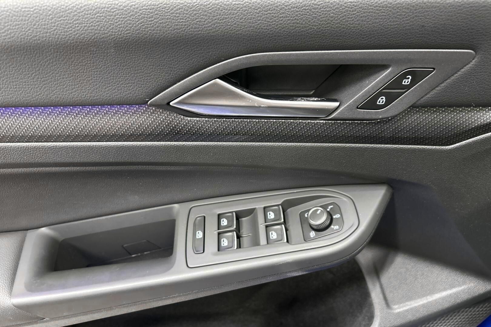 Volkswagen Golf iso kuva 24