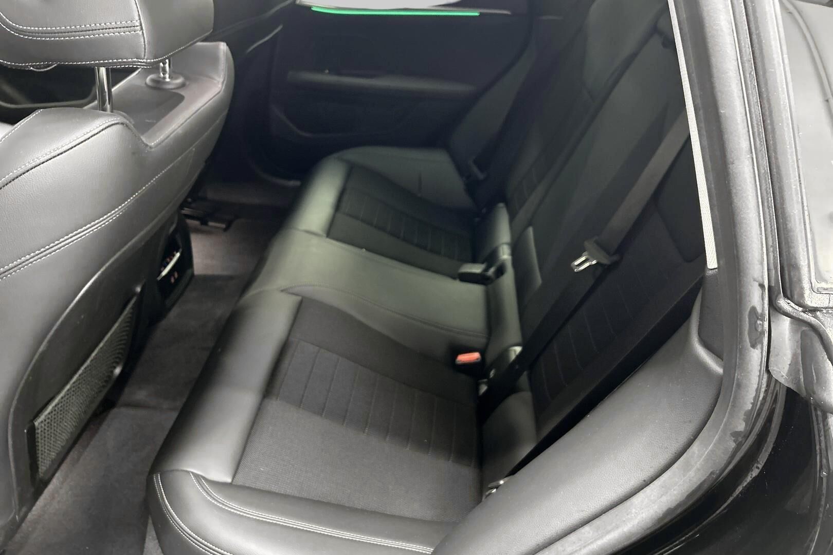 BMW i4 iso kuva 10
