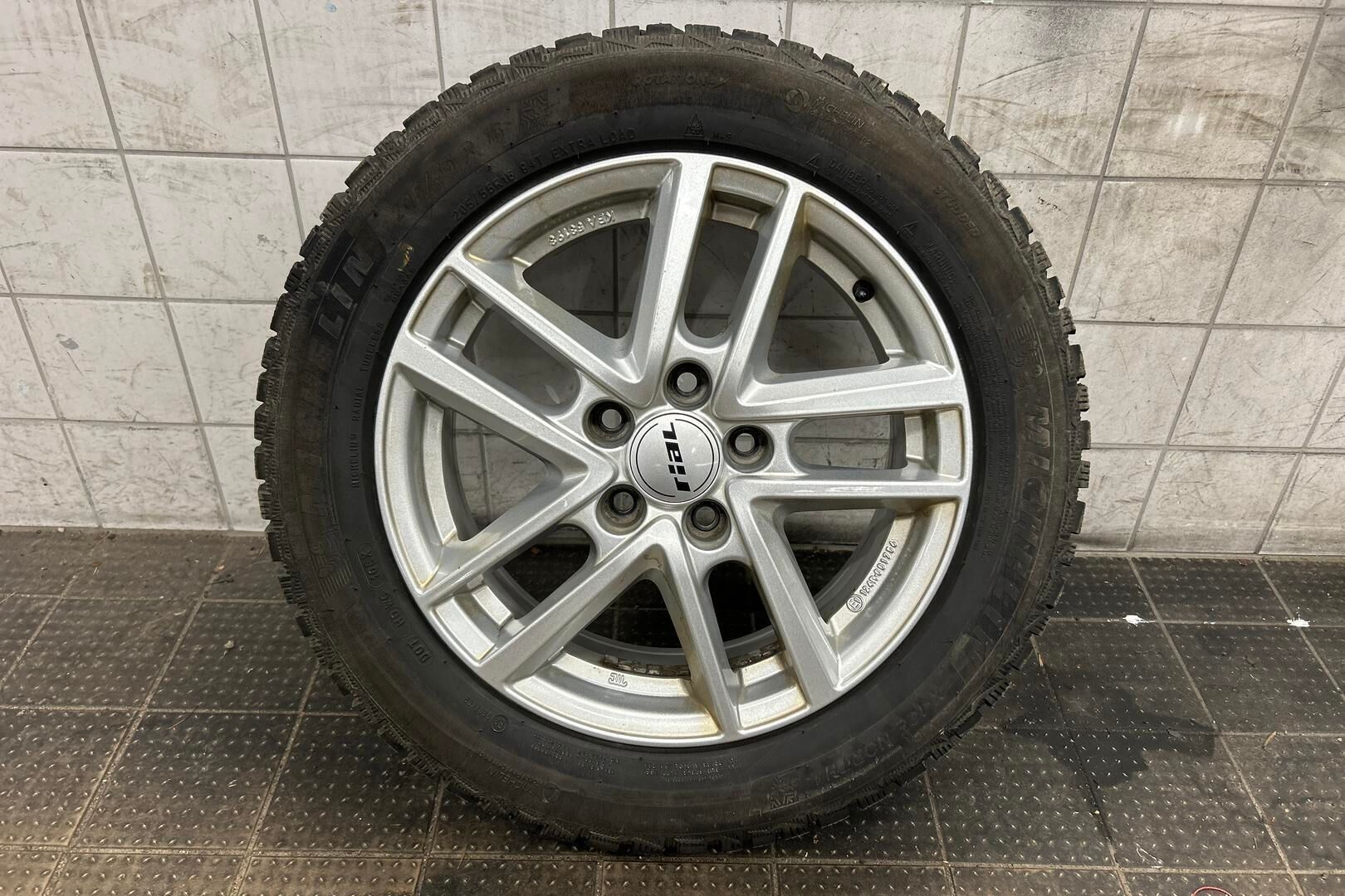 Volkswagen Golf iso kuva 34