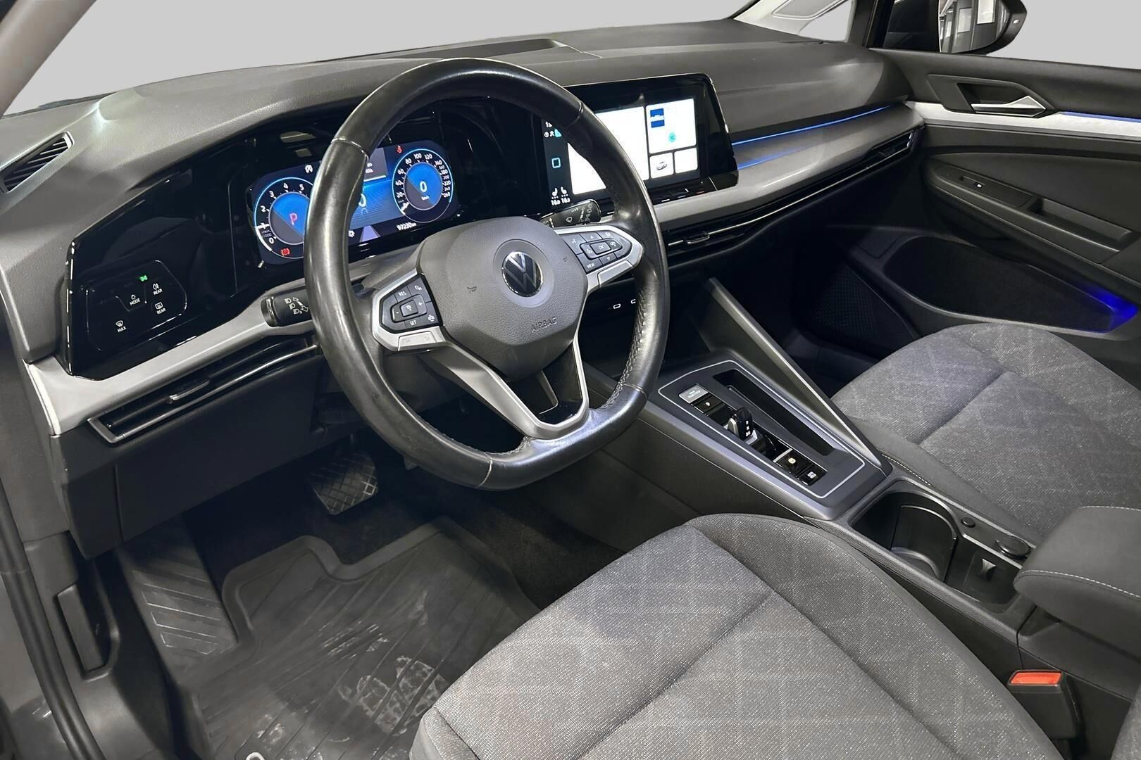 Volkswagen Golf iso kuva 8