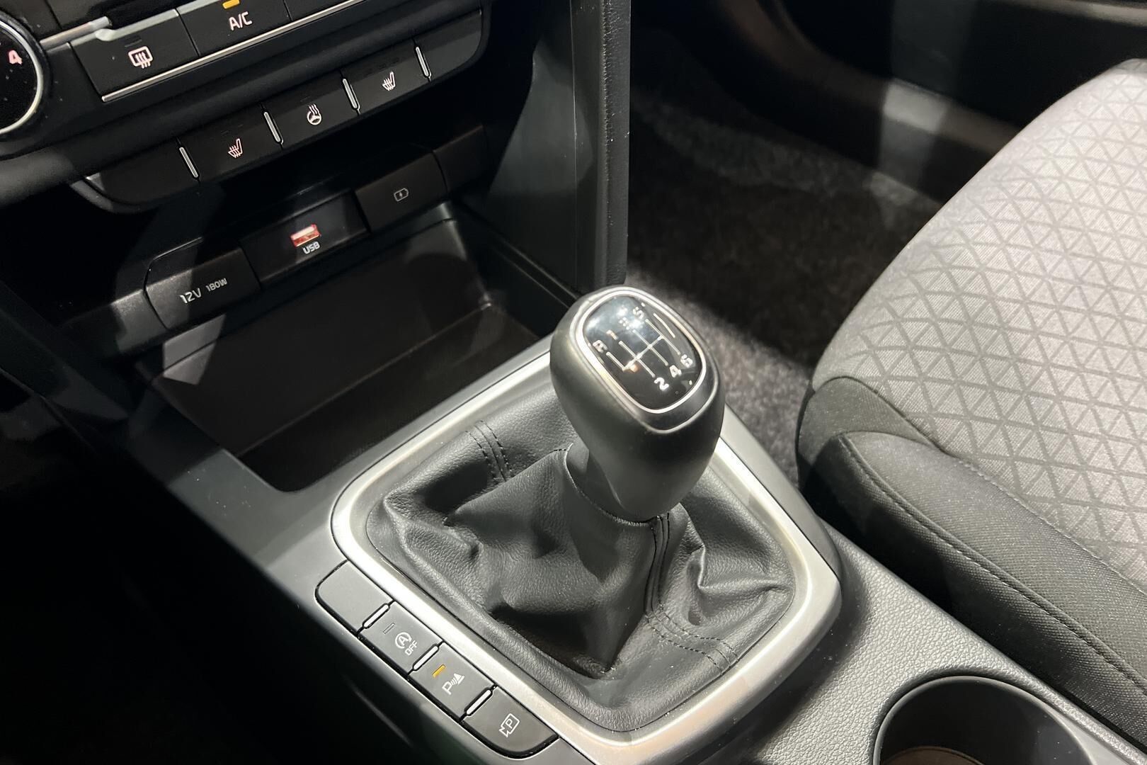 Kia Ceed iso kuva 18