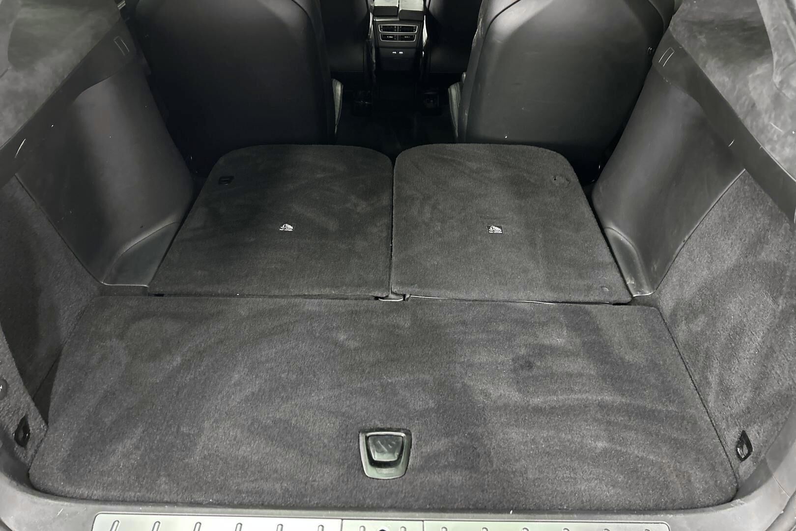 Tesla Model X iso kuva 10