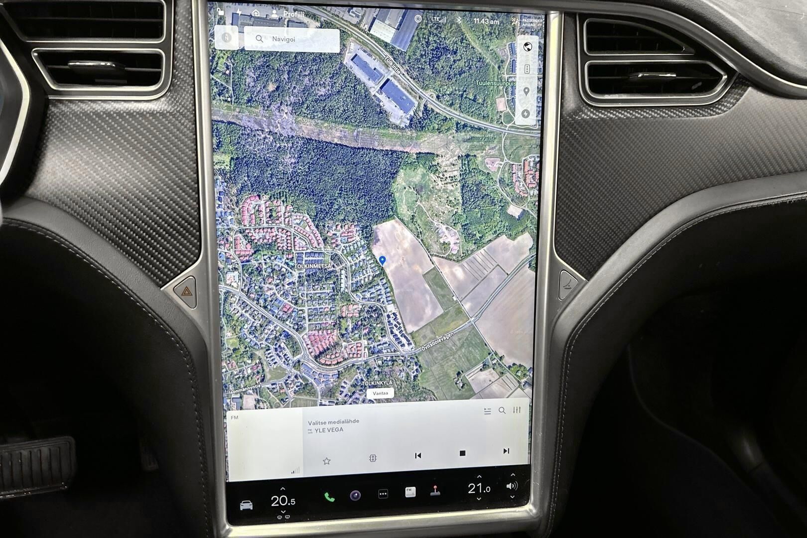 Tesla Model X iso kuva 12