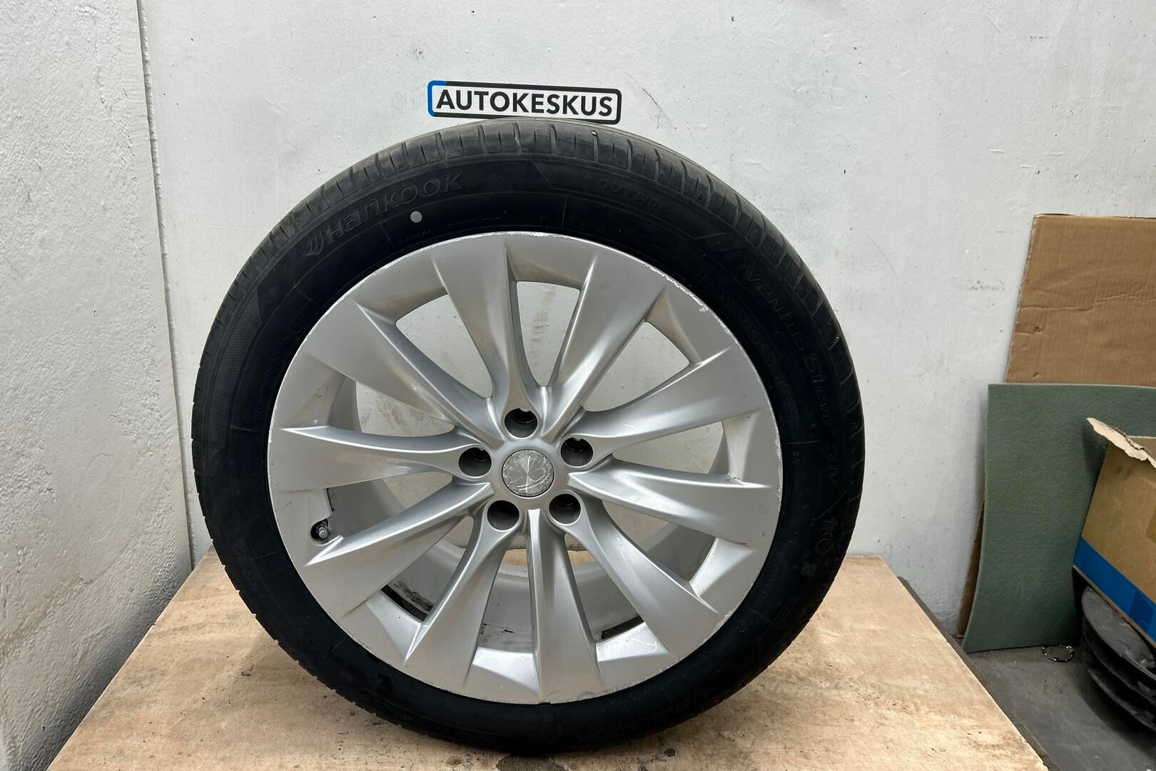 Tesla Model X iso kuva 17