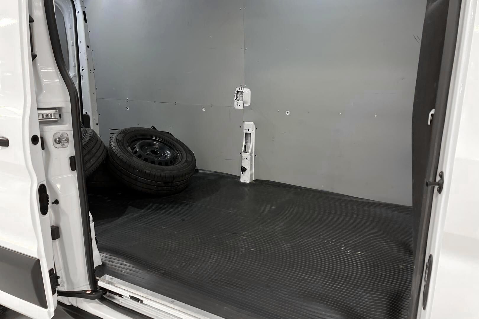Ford Transit iso kuva 10