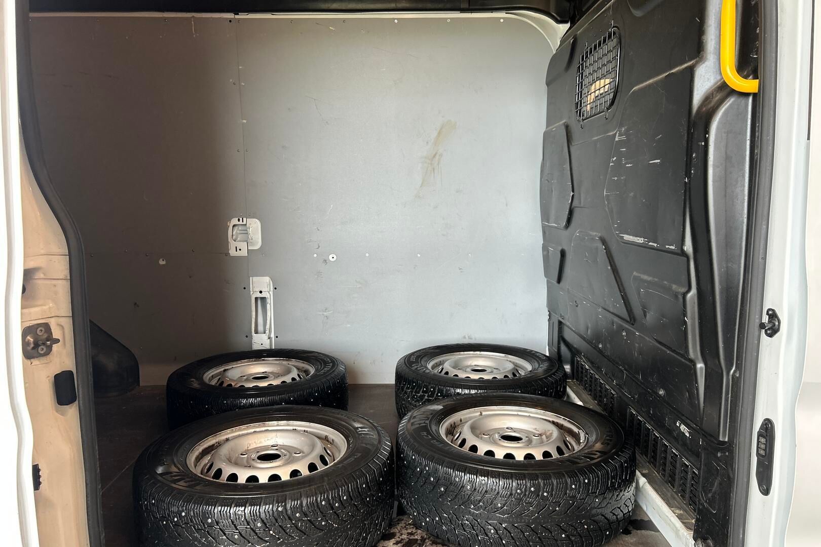 Ford Transit iso kuva 10
