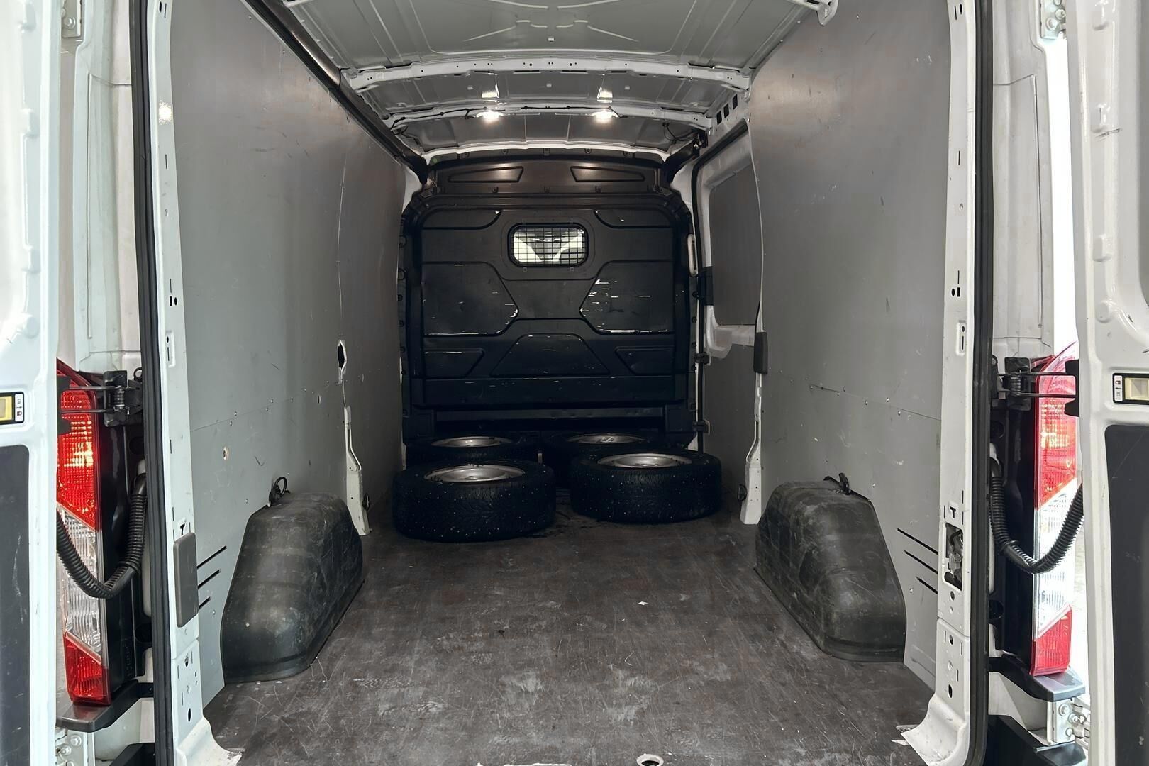 Ford Transit iso kuva 11