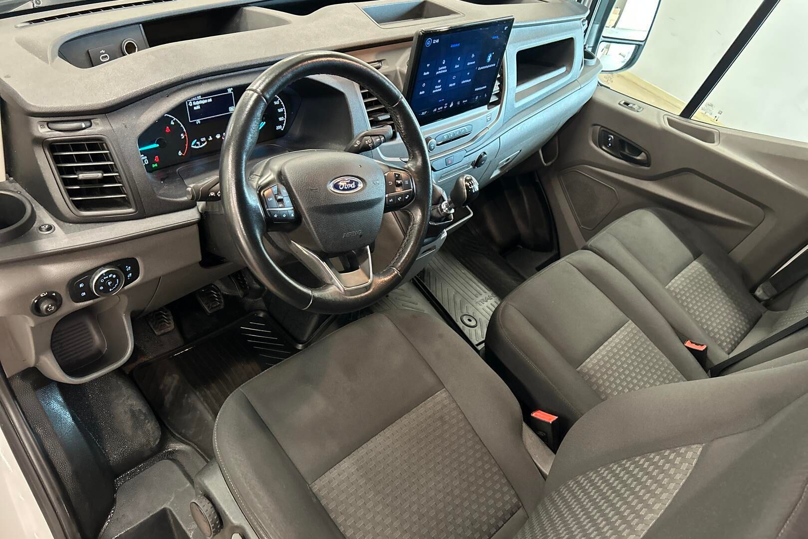 Ford Transit iso kuva 9