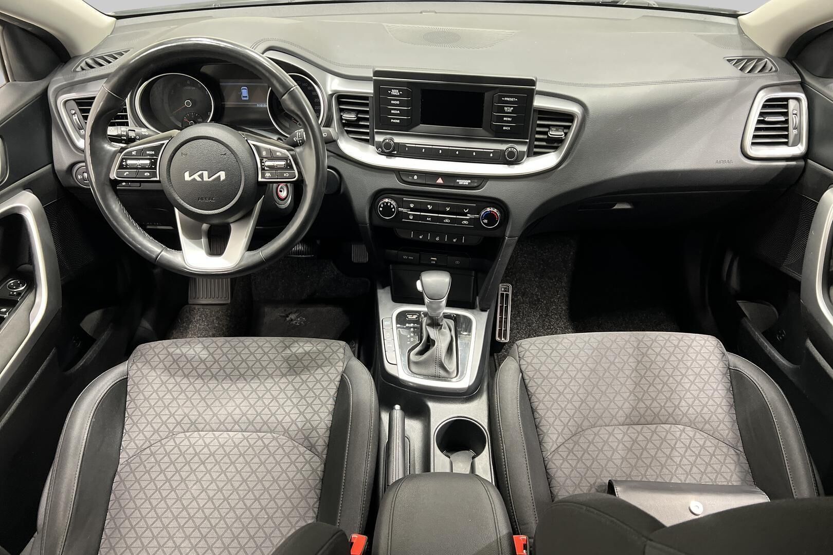 Kia Ceed iso kuva 10