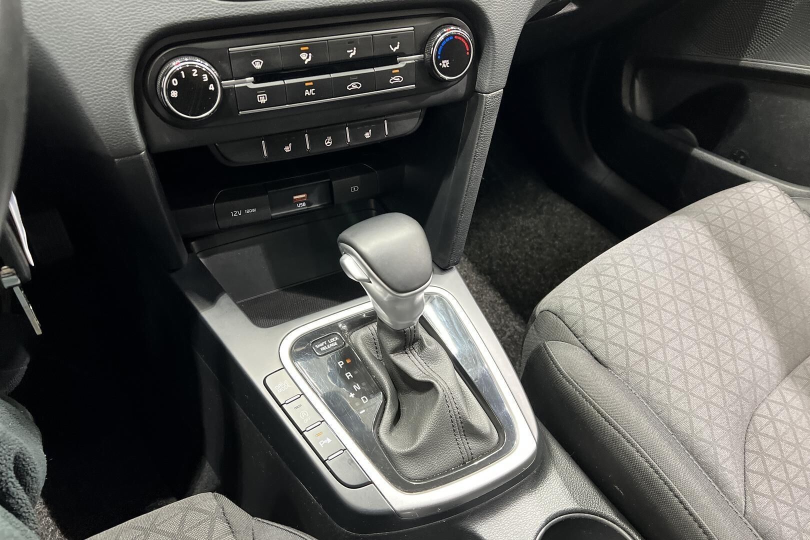 Kia Ceed iso kuva 16