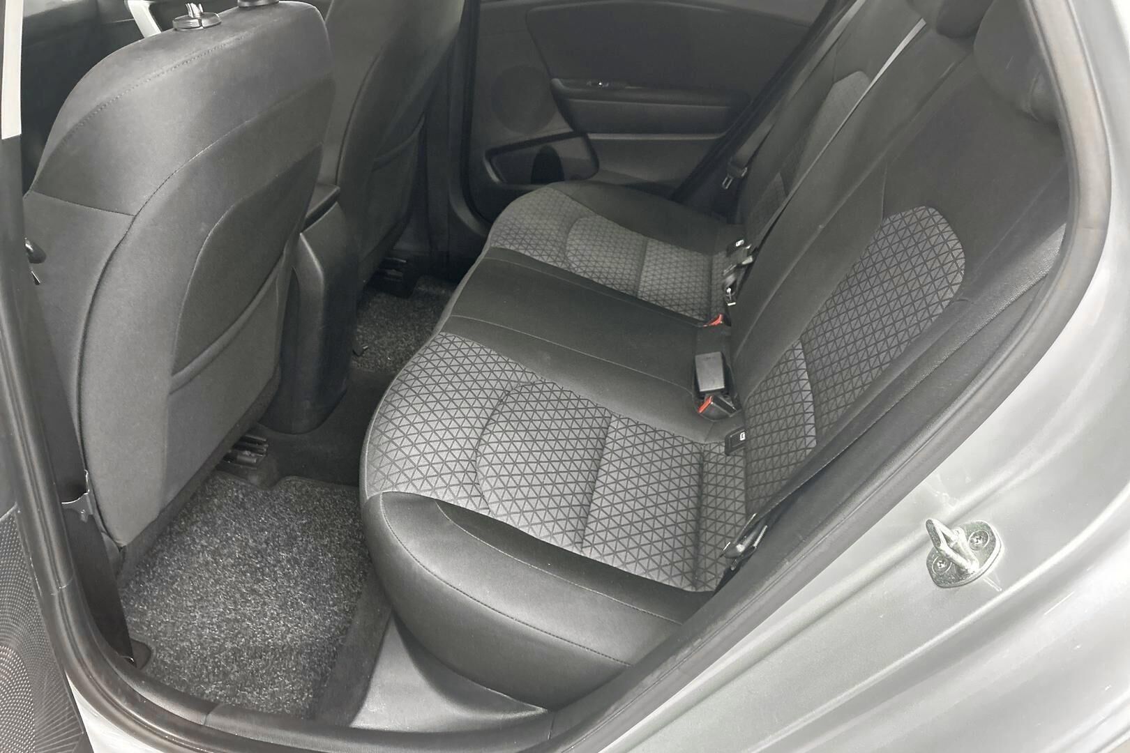 Kia Ceed iso kuva 10