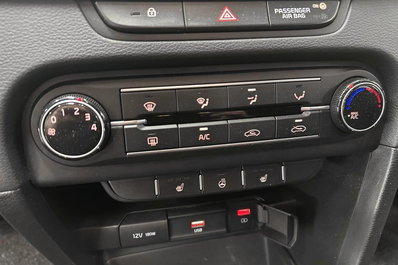 Kia Ceed iso kuva 21
